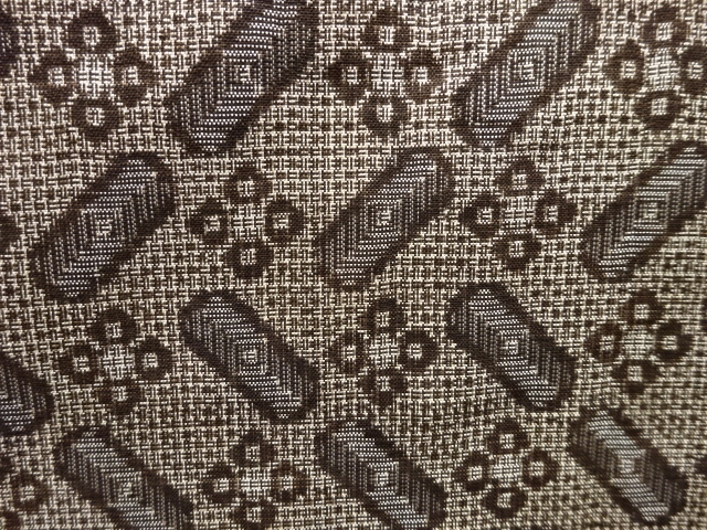 アンティーク　花菱に抽象模様織出し本場泥大島紬着物（割り込み絣）